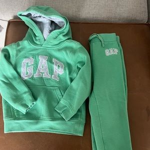 Gap Logo matching sweatsuit